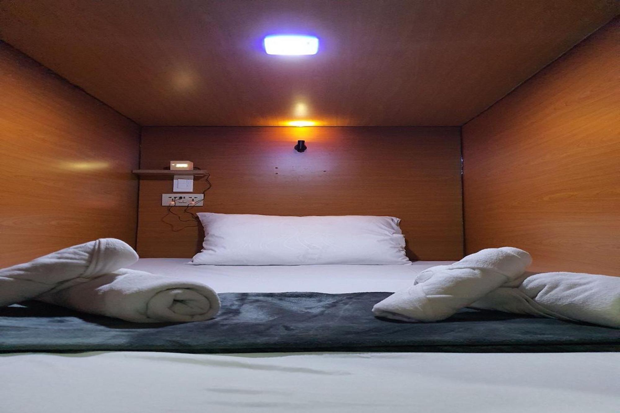 Attic Capsule Hotel Marigondon  Bagian luar foto