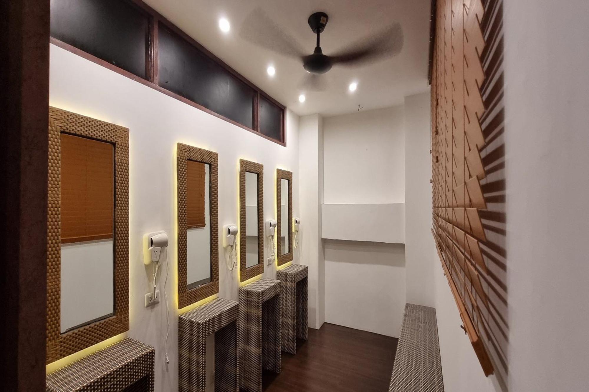 Attic Capsule Hotel Marigondon  Bagian luar foto