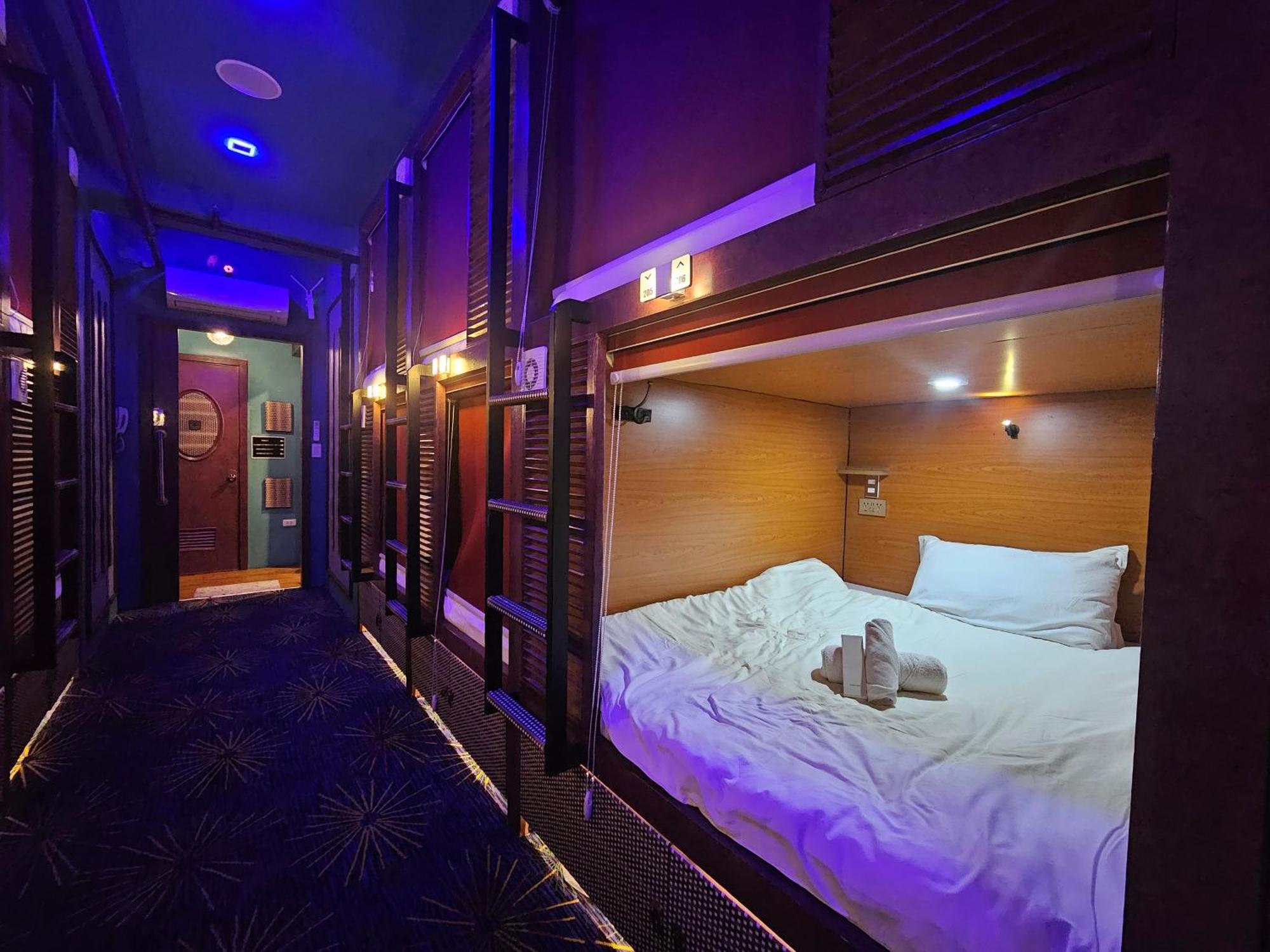 Attic Capsule Hotel Marigondon  Bagian luar foto